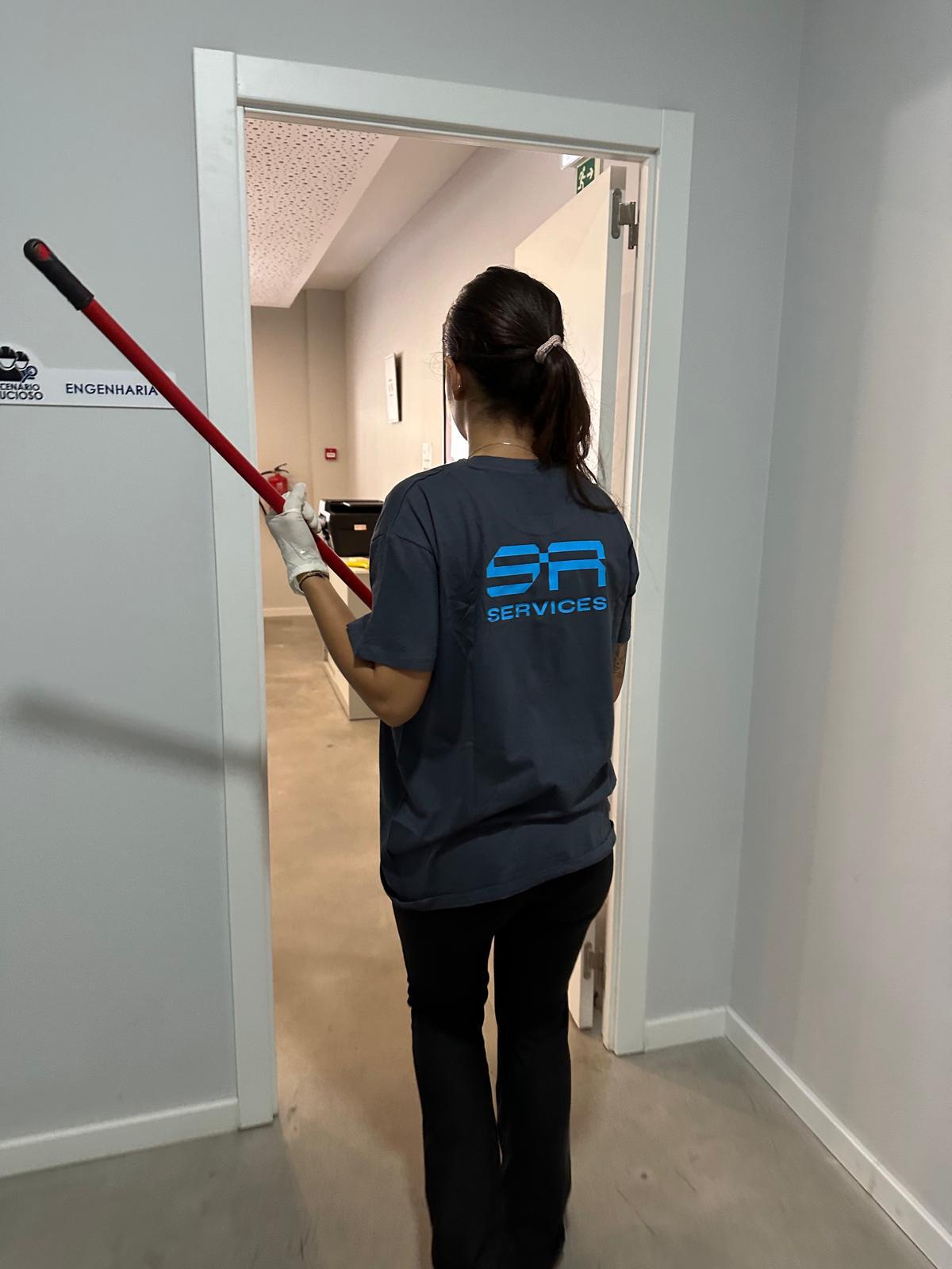 Serviço de limpeza SR Services 9